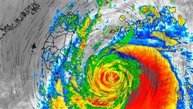 ▲中度颱風「小犬」暴風圈將接近東半部陸地。（圖／翻攝自彭啟明臉書）

