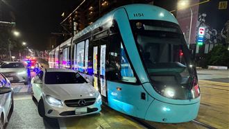 賓士女滑行滑進軌道　擦撞輕軌現場照片曝