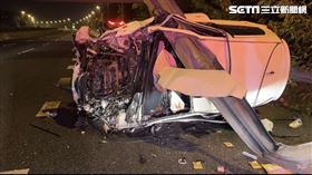 國3恐怖自撞！轎車撞護欄鋼片直接貫穿(圖/翻攝畫面)