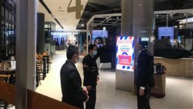 暹羅百麗宮發生槍擊案後警方封鎖現場泰國曼谷市中心的百貨公司暹羅百麗宮3日下午發生槍擊案，警方將百麗宮現場封鎖，媒體只能隔著玻璃門拍攝裡面的狀況。中央社記者呂欣憓曼谷攝  112年10月3日