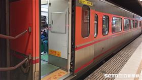 板橋站/自強號/火車/台鐵(記者陳弋攝影)