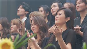 陳維齡與教會教友一起合唱福音單曲〈我在這裡〉。（圖／藝起發光提供）