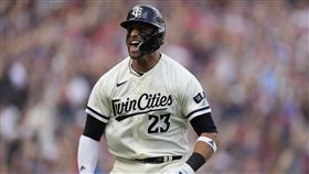 ▲菜鳥路易斯單場雙響砲3打點，雙城搶下睽違19年的季後賽勝利。（圖／美聯社／達志影像）