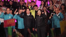 民進黨凱道選前之夜　蔡總統賴清德合體催票民進黨10日選前之夜在台北凱道舉辦造勢晚會，總統蔡英文（前右2）、民進黨副總統候選人賴清德（前右3）合體現身催票，帶領現場與會群眾一同高呼「凍蒜」等口號。前右為行政院長蘇貞昌。中央社記者吳家昇攝　109年1月10日