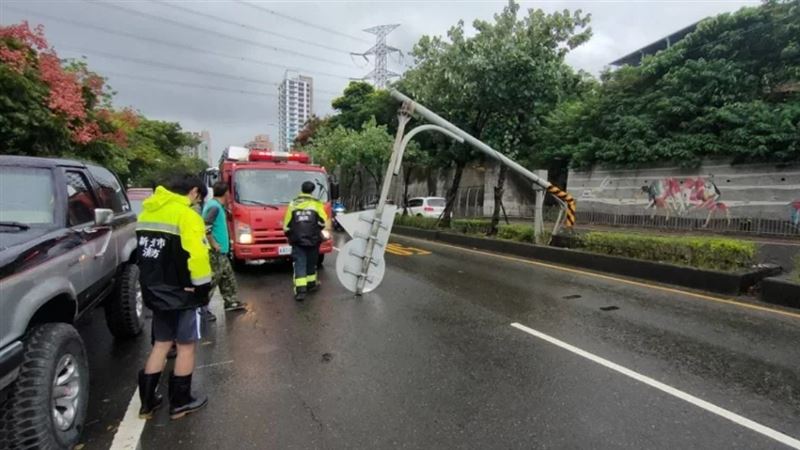 強風吹襲交通標誌桿突倒塌 路過人車嚇壞