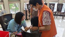 民眾可於充分得知疫苗資訊後依自身意願接種疫苗。（圖／衛生局提供）