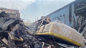 高雄煉鋼廠疑爐渣爆炸  越南籍工人死亡高雄小港區20日下午發生工安意外，海光煉鋼廠一名越南籍移工在操作怪手進行爐渣破碎作業時，因爐渣爆炸引起火勢，移工來不及逃生當場死亡。（高市消防局提供）中央社記者洪學廣傳真  111年9月20日