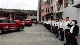 屏東4殉職勇消移靈  消防車鳴笛警消敬禮致敬明揚國際科技股份有限公司廠房爆炸意外，造成屏東縣政府消防局第一大隊屏東第二分隊4名消防員殉職，屏東縣政府將於6日舉行聯合公祭，4日下午移靈車隊行經屏二分隊，消防車鳴笛、消防員敬禮致敬，屏東縣長周春米（右1）以舉手禮向殉職消防隊員致敬。中央社記者李卉婷攝  112年10月4日