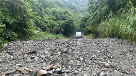 雨炸花蓮道路不通  洗腎病患繞路求醫颱風圓規外圍環流挾帶豪大雨連日雨炸花蓮，導致淹水、土石流災情，瑞穗鄉瑞港公路邊坡大崩塌，短期無法通行，奇美部落洗腎病患岌岌可危，13日只能從另一端豐濱港口段進入，改以四輪傳動車支援接駁。（豐濱鄉公所提供）中央社記者李先鳳傳真  110年10月13日