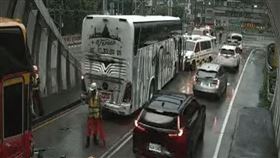 蘇花改隧道2遊覽車追撞。（圖／翻攝畫面）
