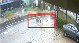 騎士颱風天自摔　機車撞電桿驚悚畫面曝