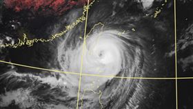 ▲小犬颱風海陸警齊發，中心將通過恆春半島往西移動。（圖／翻攝自氣象署）