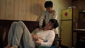 白潤音（後）和劉冠廷在《老狐狸》演父子。（圖／華映娛樂提供）