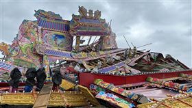 颱風進逼  台南七股建醮牌樓遭強風吹垮台南七股龍山宮正籌辦建醮活動，建醮主委王崑隆在住家前搭起約4層樓高的木製牌樓立面，4日上午遭強風吹垮，所幸無人受傷。廟方指出，目前先以清理善後為主，等颱風過後再討論如何因應。（讀者提供）中央社記者楊思瑞台南傳真  112年10月4日