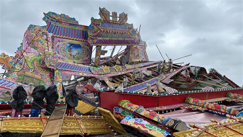 防颱不及！睽違46年建醮　四層樓牌樓吹垮