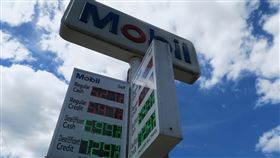 國際油價走低  有助美國通貨膨脹降溫美國汽油價格6月衝上歷史高點後走低，通貨膨脹率可能從40年高點逐步下滑。圖為紐約市皇后區法拉盛加油站景象。中央社記者尹俊傑紐約攝  111年8月7日