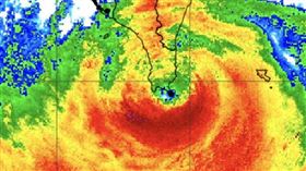 一圖看小犬通過墾丁上空！鄭明典揭對台影響　網笑：抬腿尿一下表示來過。（圖／翻攝自鄭明典臉書）