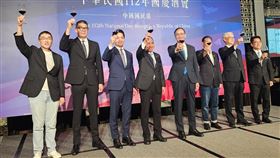 侯友宜與眾國民黨高層在颱風夜出席酒會。（圖／翻攝自連勝文臉書）