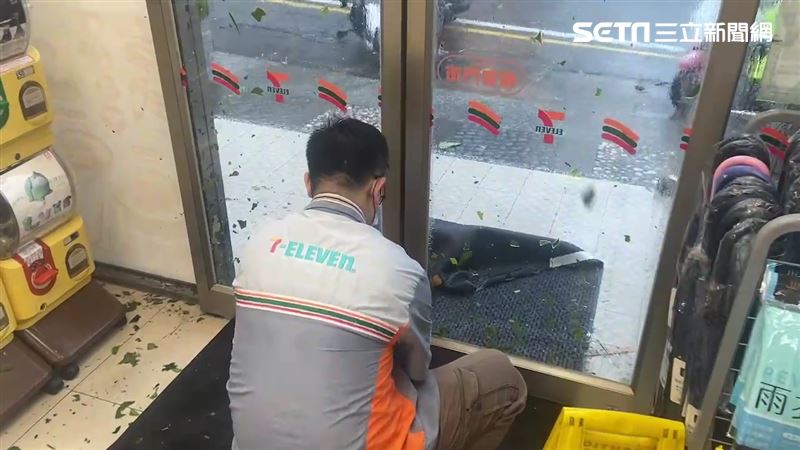 墾丁大街風雨又來　女騎士摔車民眾躲超商