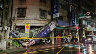 小犬強陣風肆虐　汐止街頭招牌不敵被吹垮