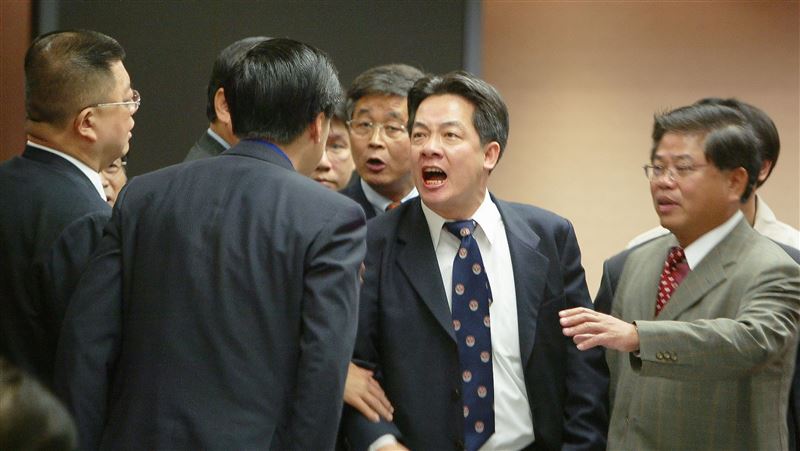 2005年4月，時任民進黨立院黨團幹事長的賴清德（右2）在立法院程序委員會因不滿在野黨阻撓軍購預算案，罕見動怒：如果那時軍購案通過的話，8艘柴電潛艦已經完成了