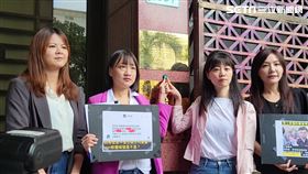 ▲曾柏瑜(左起)、謝佩芬、高嘉瑜、吳沛憶赴北檢提告。（圖／記者楊佩琪攝）