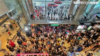 千人湧新光三越週年慶　董座：風雨生信心