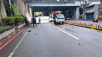 颱風天送貨突恍神　小貨車自撞路緣翻覆