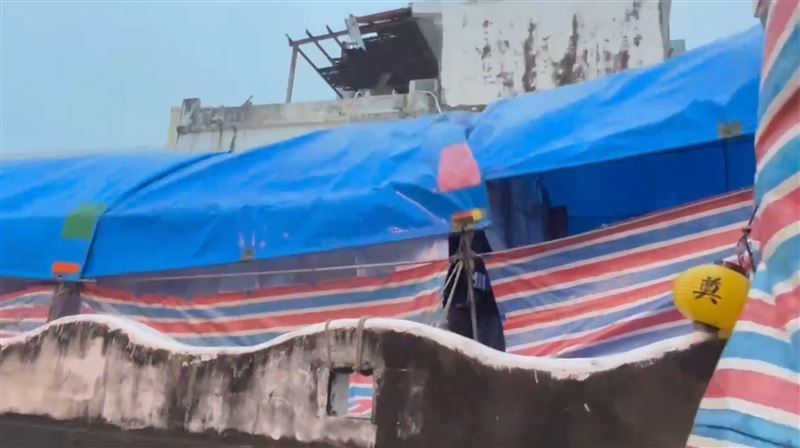 小犬恆春肆虐！喪家戶外靈堂險遭吹飛