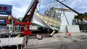 強風狂掃台中　鐵皮屋停車場「整個倒塌」(圖/翻攝畫面)