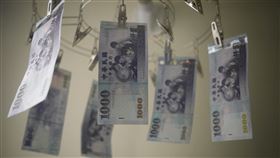 疫後特別條例三讀通過  將普發現金6000元立法院會21日三讀通過攸關全民發現金的疫後強化經濟與社會韌性及全民共享經濟成果特別條例。行政院後續會將特別預算案送請立法院審議，經立法院三讀通過後，始得動支相關預算；一旦特別預算通過，行政院即可立刻展開相關建設或施政，包括執行全民普發新台幣6000元的相關作業。中央社記者徐肇昌攝  112年2月21日