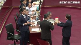 ▲蔣萬安赴台北市議會施政報告及備詢，王世堅準備鍋子跟米送蔣萬安