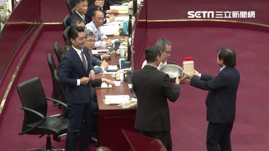 王世堅送鍋米給蔣萬安！進社子島埋鍋造飯