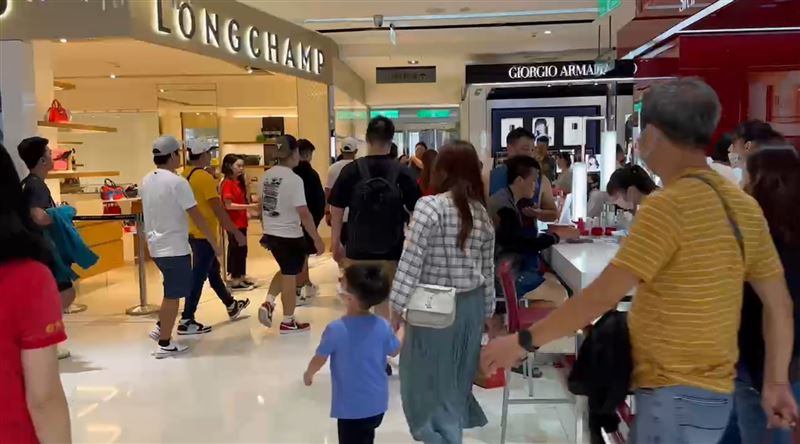 小犬登陸！新竹「有風無雨」百貨人潮曝光