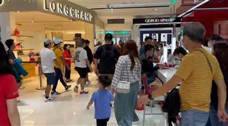 小犬登陸！新竹「有風無雨」百貨人潮曝光