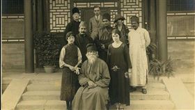 諾貝爾文學獎揭曉前 官方臉書貼徐志摩林徽因照片
2023/10/5 13:16（10/5 13:27 更新）
諾貝爾獎官方在頒發文學獎前貼出印度詩人泰戈爾（前中）訪問中國並與徐志摩、林徽因合影的照片，引發揣測。（圖取自twitter.com/NobelPrize）