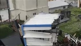 蘭嶼已有多輛貨車、民眾住家屋頂等被強風掀翻。（圖／記者王浩原攝影）