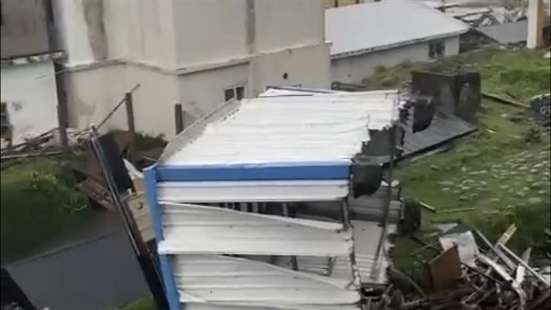 小犬襲蘭嶼明停班課！多圖看屋頂貨車吹翻