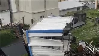 小犬襲蘭嶼明停班課！多圖看屋頂貨車吹翻