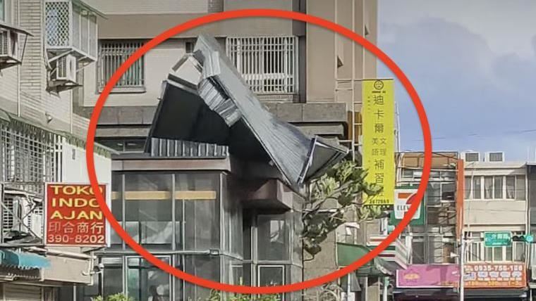 桃園風力有夠強！整片鐵皮屋頂被吹掀