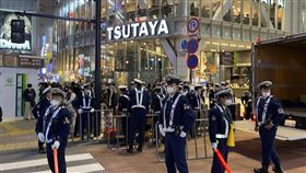 憂萬聖節有人狂歡失序　澀谷大批警察維安東京澀谷區每年萬聖節有許多做特殊裝扮者湧至，今年這樣的人少見，但警方還是出動機動隊員在澀谷車站前維持秩序。中央社記者楊明珠東京攝　109年10月31日