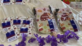 印有國旗圖案的平安福袋，將送給10月份完成出生登記的新生兒。（圖／民政局提供）