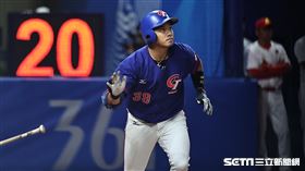 ▲杭州亞運棒球，台灣隊一壘手吳念庭高飛犧牲打送回第4分。（圖／記者劉彥池攝影）