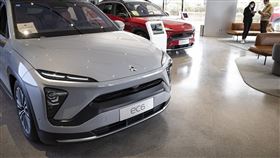 全球車用晶片荒影響  蔚來汽車月產能衰退至少25%車用晶片荒衝擊全球車企，中國電動車巨頭也無法幸免。蔚來評估，目前月產量較過去衰退25%，產能恐要到今年第3季才能逐漸恢復過往水準。圖為消費者在北京市一處蔚來汽車中心，諮詢新車資訊。（中新社提供）中央社  110年4月7日