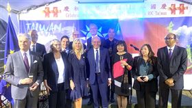 中華民國112年國慶酒會  國會議員、外交使節合照法國多位國會議員、政府官員及多國外交使節團雲集國慶酒會。中央社記者曾婷瑄巴黎攝  112年10月5日