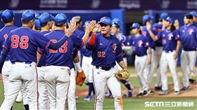 ▲杭州亞運棒球，台灣隊4：1擊敗中國隊確定闖進金牌戰，球員賽後擊掌慶祝勝利。（圖／記者劉彥池攝影）