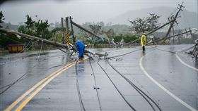 颱風侵襲屏東縣1.7萬戶停電 台電積極搶修颱風小犬襲台，目前屏東縣尚有約1.7萬戶停電，台電人員及承攬商已全力動員搶修中。（台電提供）中央社記者曾智怡傳真  112年10月5日