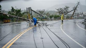 颱風小犬過境　屏東台東停電2萬戶搶修