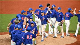 ▲杭州亞運棒球，台灣擊退中國賽後擊掌。（圖／中華奧會提供）