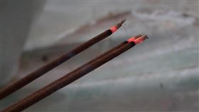 燒香。（圖／記者陳韋帆攝影）